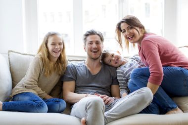 Familie zu hause auf der couch